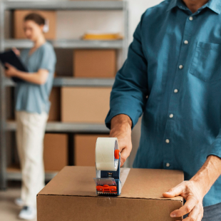 delivery-employees-working-together